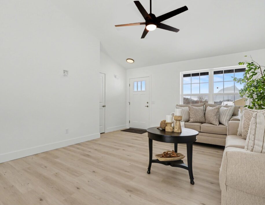 08-7642-cinnamon-woods-trail-living-room 08-7642-cinnamon-woods-trail-living-room